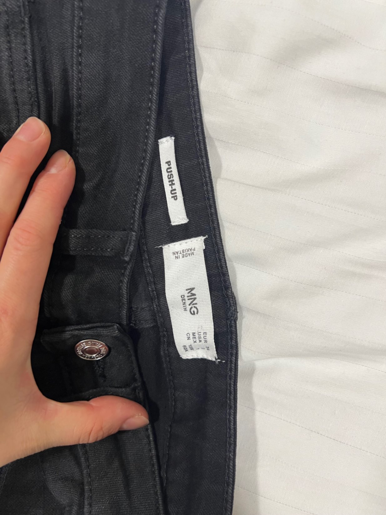 Nové čierne rifle Mango - Image 3